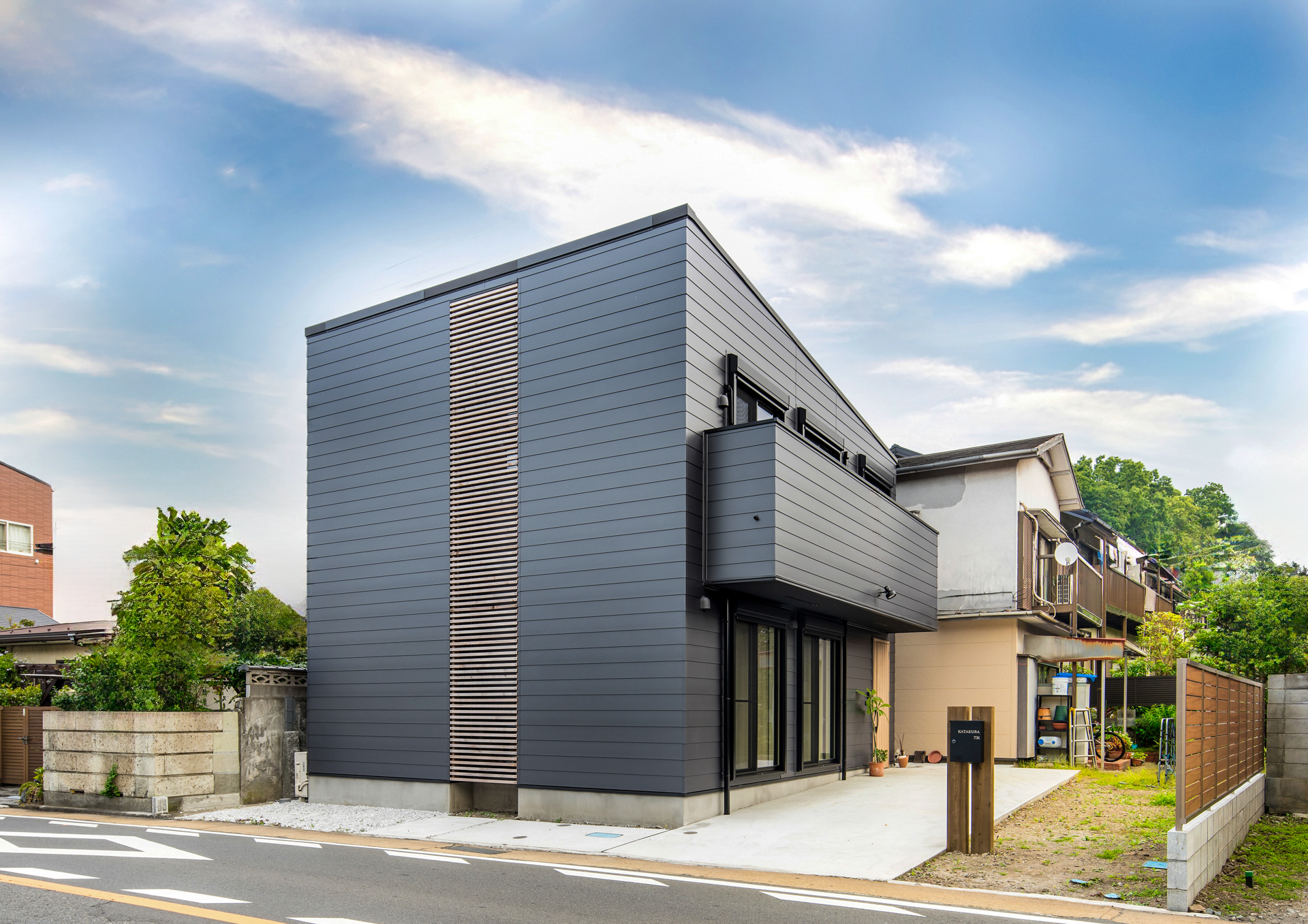 趣きある北鎌倉に戸建住宅が完成しました。交通量の多い道路面の外観は木製格子の内側に窓を設置することで、視線を遮りながら明るさを取り入れ木製格子が温かみのあるアクセントになっています。LDKは小上がり和室や古材で仕上げたキッチンカウンターをなどお施主様のこだわりがつまった空間に。2階に寝室と水まわりを集めた事で生活導線がスムーズになりご家族皆が暮らしやすく、家事もしやすい間取りになりました。