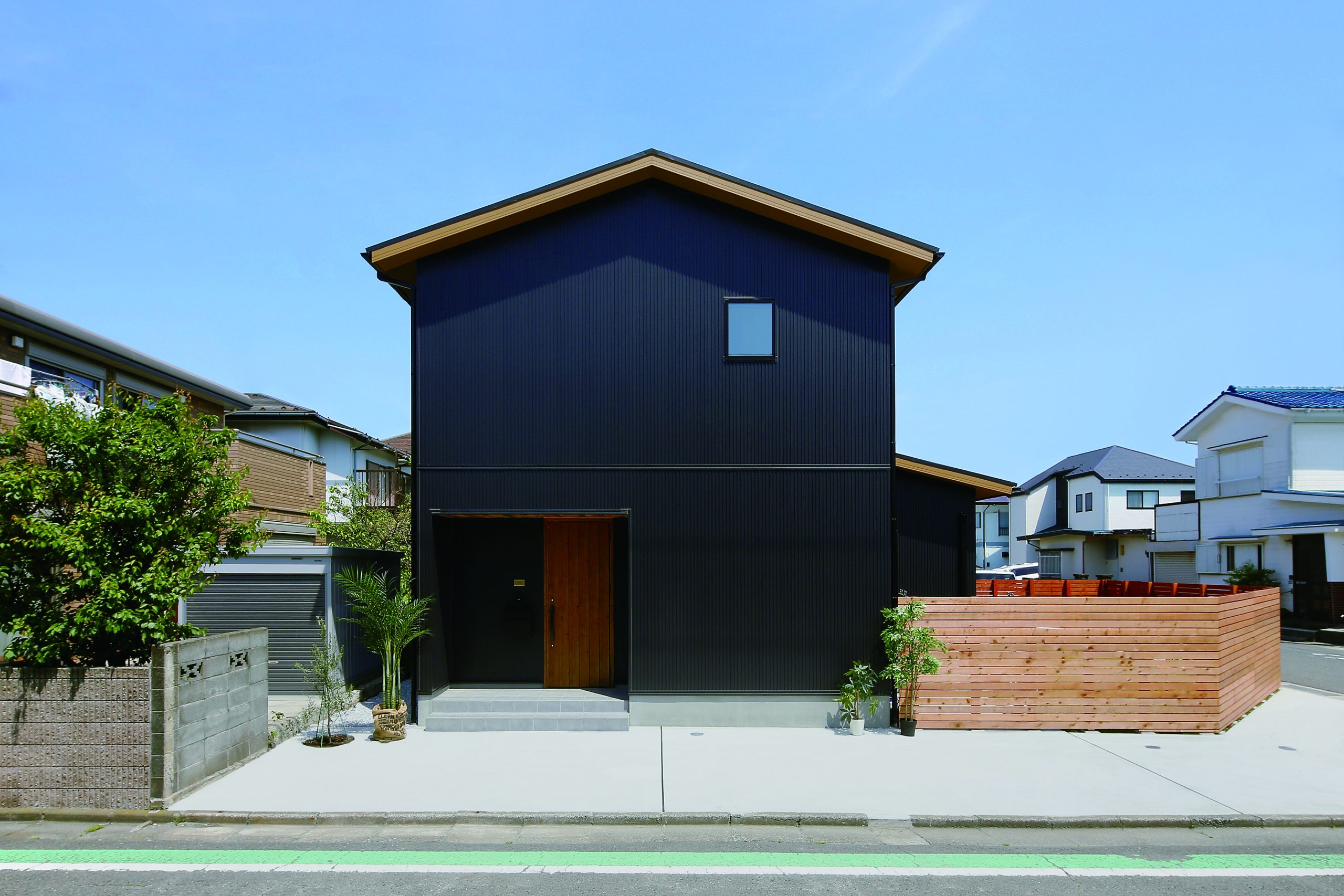 黒色の外壁が際立つスタイリッシュなデザイン住宅です。広々としたウッドデッキと庭が、アウトドアリビングとして機能し、室内の開放的な空間と連続性をもたらします。天気の良い日には、リビングの大きな窓を開け放ち、庭での食事や遊びを気軽に楽しむことができます。庭の緑とウッドデッキの温かみが、家族や友人との心地よい時間を演出します。都会の中でも自然を感じられる、住む人のライフスタイルを豊かにする住まいです。